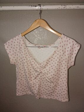 Light Cream Pink Floral Cropped V-Neck Tee